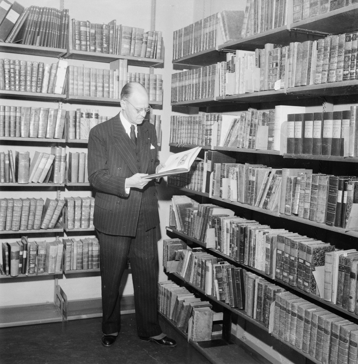 Doktor Arvid Uggla vid Linnéböcker, Uppsala 1948