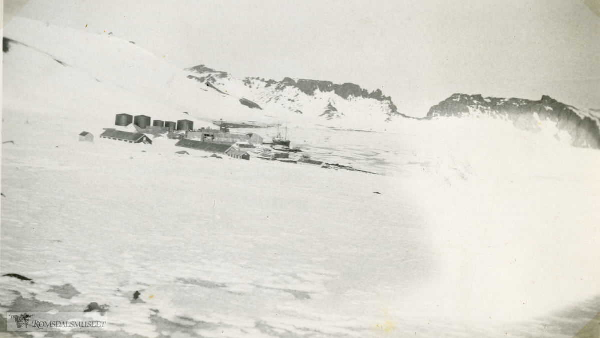 Den nedlagte hvalstasjonen på Deception Island. Ellsworth-ekspedisjonen 1933-1935. Fra Magnus Johannessens fotoalbum. Magnus Johannessen fra Ålesund var med i mannskapet ombord i ekspedisjonsskipet Wyatt Earp (eks-Fanefjord) på de to første ekspedisjonsturene til Antarktis.