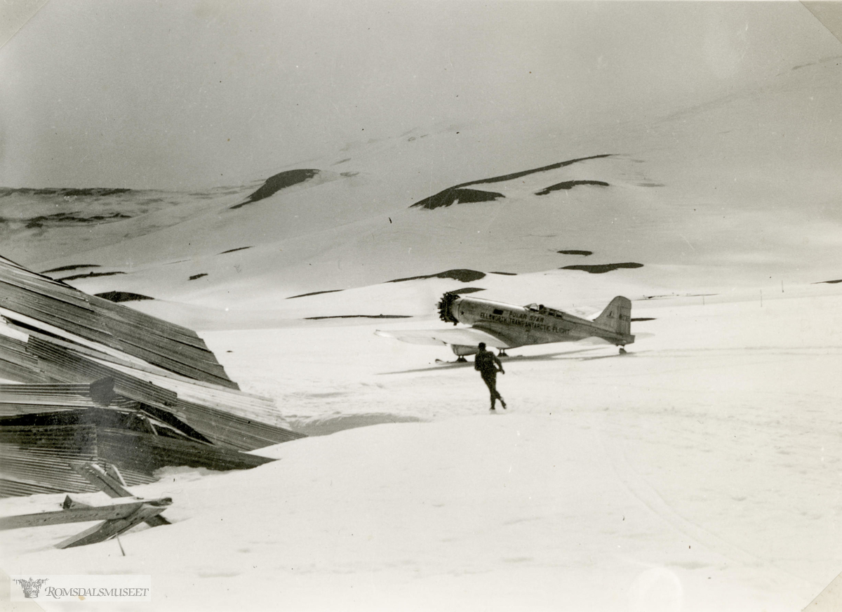 Flyet Polar Star som skulle brukes til å krysse Antarktis kjøres til startplassen på Deception Island. Ellsworth-ekspedisjonen 1933-1935. Fra Magnus Johannessens fotoalbum. Magnus Johannessen fra Ålesund var med i mannskapet ombord i ekspedisjonsskipet Wyatt Earp (eks-Fanefjord) på de to første ekspedisjonsturene til Antarktis.