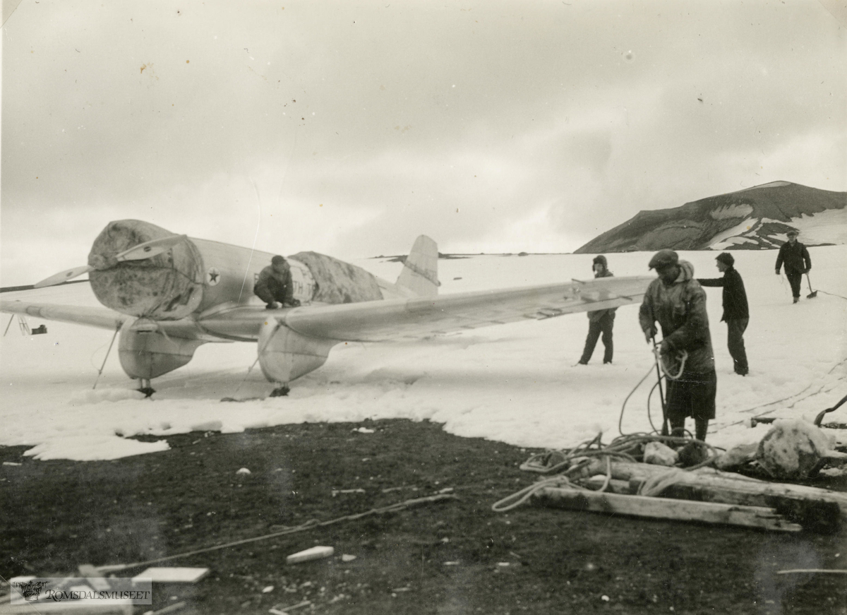 Polar Star tas ombord i Wyatt Earp på Deception Island i 1934. Ellsworth-ekspedisjonen 1933-1935. Fra Magnus Johannessens fotoalbum. Magnus Johannessen fra Ålesund var med i mannskapet ombord i ekspedisjonsskipet Wyatt Earp (eks-Fanefjord) på de to første ekspedisjonsturene til Antarktis.