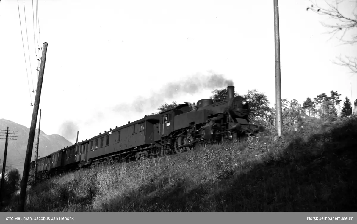 Damplokomotiv type 32b med lokaltog fra Bergen til Nesttun nær Fjøsanger stasjon.