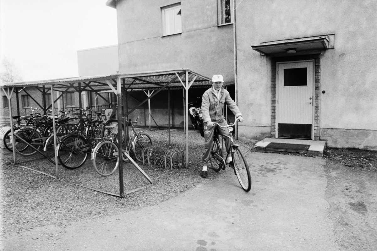 Reparatör Christer Hellgren vid cykelstället utanför gruvstugan, Dannemora Gruvor AB, Dannemora, Uppland 1991 - 1992