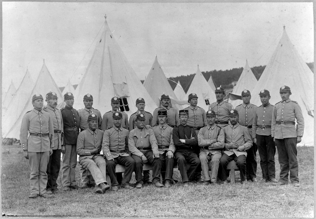 Soldater på øvelse før 1905. Staværinger, Stadsbygd.
