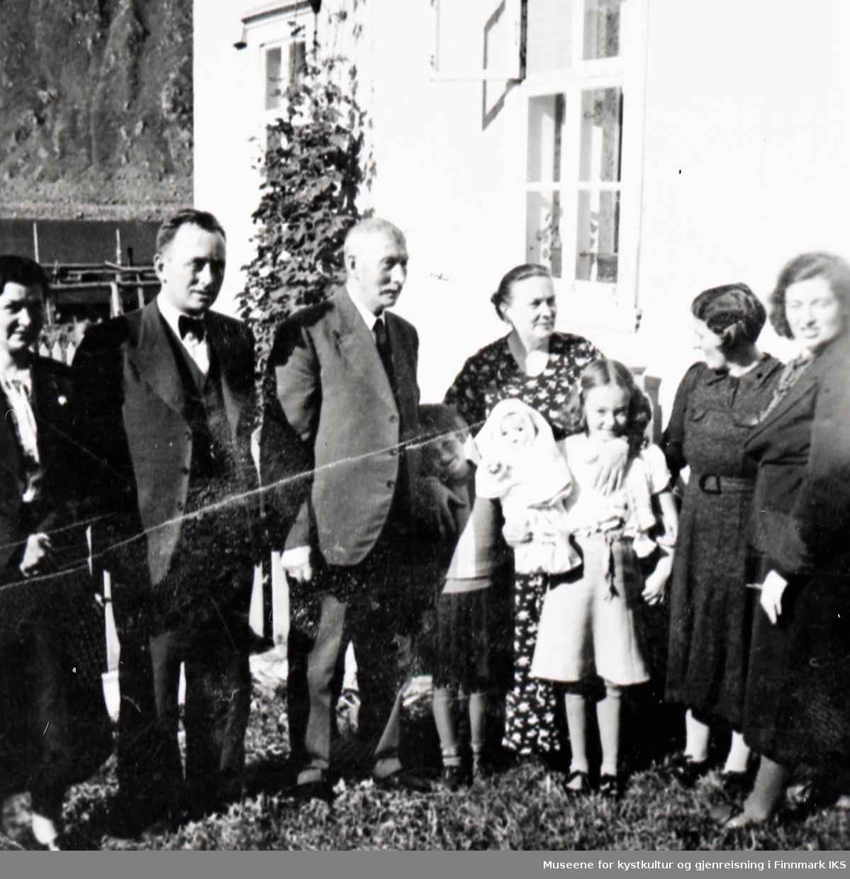 Nordvågen. Amerika-besøk. Familien Olsen samlet i Martin Olsens hage. 1938.