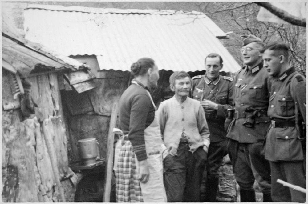 Tyske soldater på besøk hos Gunnar Njarka i Sørvassdalen.