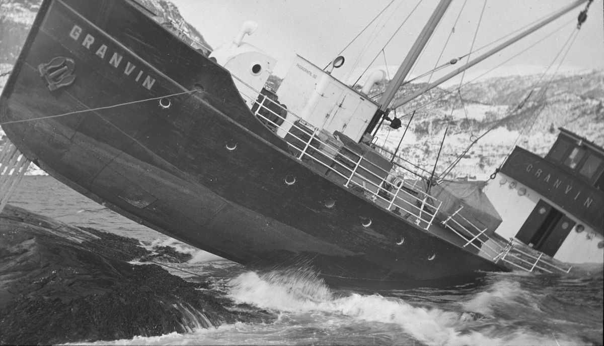 GRANVIN har gått på land, 21. februar 1933, ved Tjuvaholmen nord for Øystese.