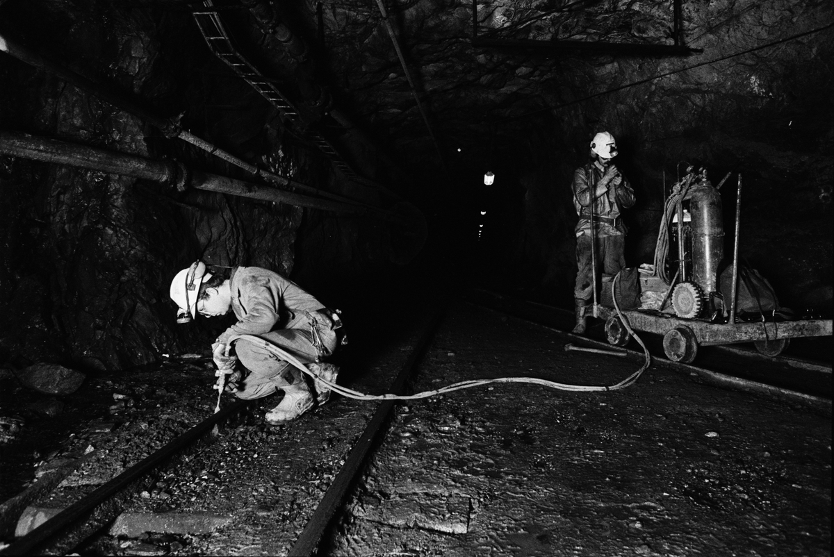Gruvbyggarna Björn Karberg och Tomasz Stoltz svetsar räls, 350-metersnivån, gruvan under jord, Dannemora Gruvor AB, Dannemora, Uppland oktober 1991