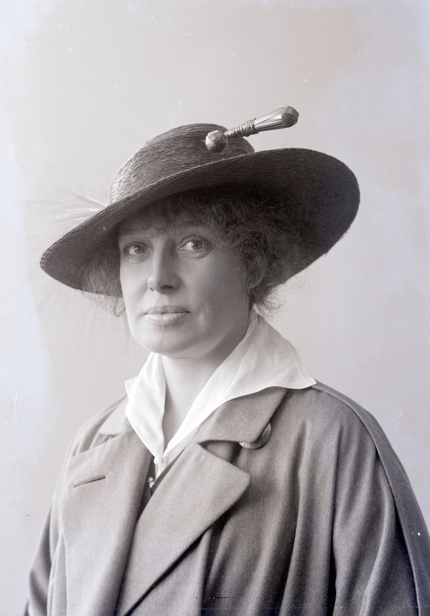 Enligt fotografens journal nr 2 1909-1915: "Lundeqvist, Dahlström Fru Gerda Ön".