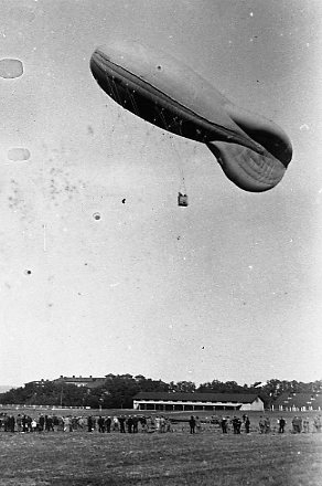 Fätballong m/1932 i luften över A 6 övningsfält.