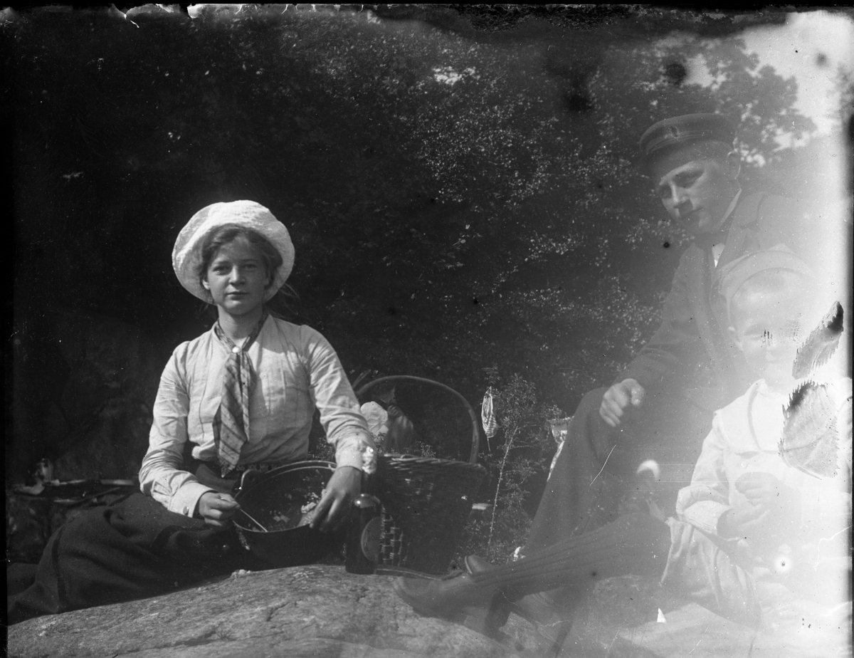 Foto av familie på tir, tidlig 1900-tallet

Antatt fotosamling etter Anders Johnsen.