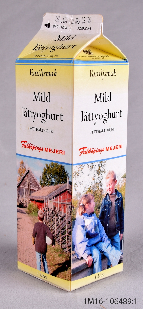 Två enliters förpackningar för mild lättyoghurt tillverkade för Falköpings mejeri.
Förpackningarna har färgbilder med barn.  Bilderna är tagna i Fornbyn i Skara, som är en del av Västergötlands Museum. 
Någon gång runt 2002 kom förpackningen med dessa motiv ut i handeln och fanns ännu kvar 2006