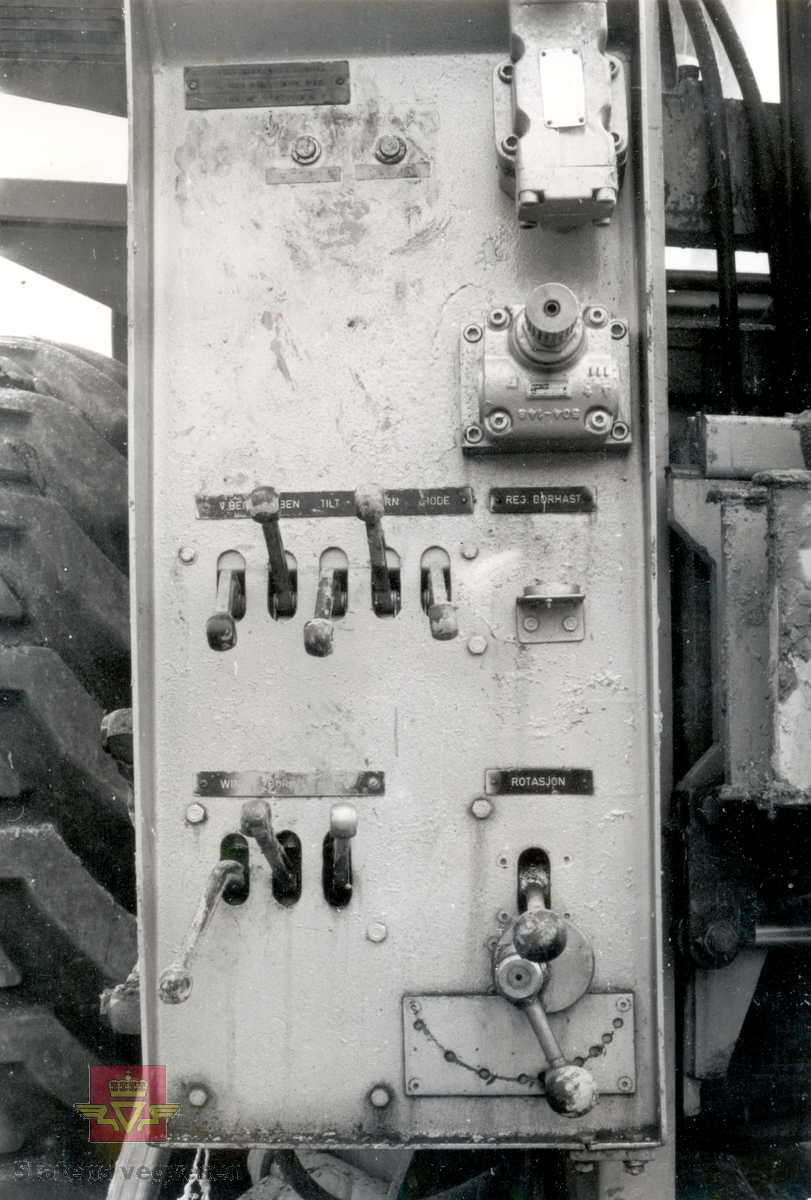 Betjeningspanel på Hydrorigg montert på traktor BM Volvo i aksjon i Akershus i juli 1974. Det ble i alt produsert 5 slike rigger og de representerer en viktig milepel i utviklingen av mekaniserte borrigger. (Kilde: Grunnboringsutstyr 1960-2000, rapport nr. 255  teknologiavdelingen SVV)