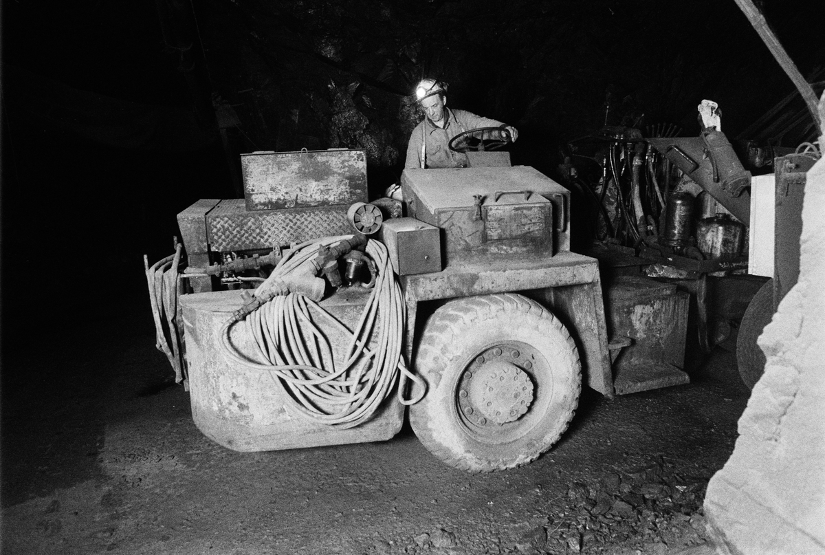 Raslastare Tore Norbäck startar borraggregatet. Han ska borra skut, gruvan under jord, Dannemora Gruvor AB, Dannemora, Uppland 28 februari 1992