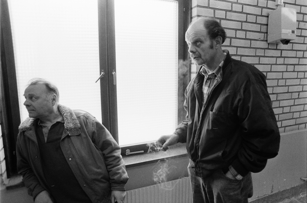 Den sista arbetsdagen - gruvbyggarna Einar Eriksson och Karl-Olov Wickman, som nu blir arbetslösa, vid stämpeluret och inväntar sista utstämplingen, Dannemora Gruvor AB, Dannemora, Uppland 31 mars 1992