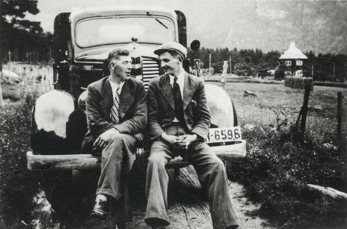 Håkon Hansen og Sverre Sekse på støtfangaren på ein Fargo lastebil Reg.Nr. R-6596 1937-38-modell.