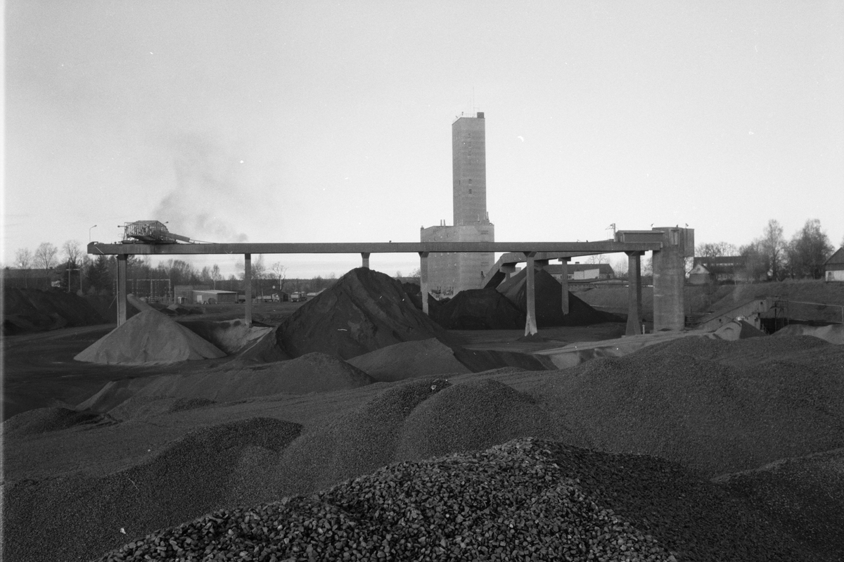 Slig- och gråbergshögar, gruvlaven i bakgrunden, Dannemora Gruvor AB, Uppland februari 1992