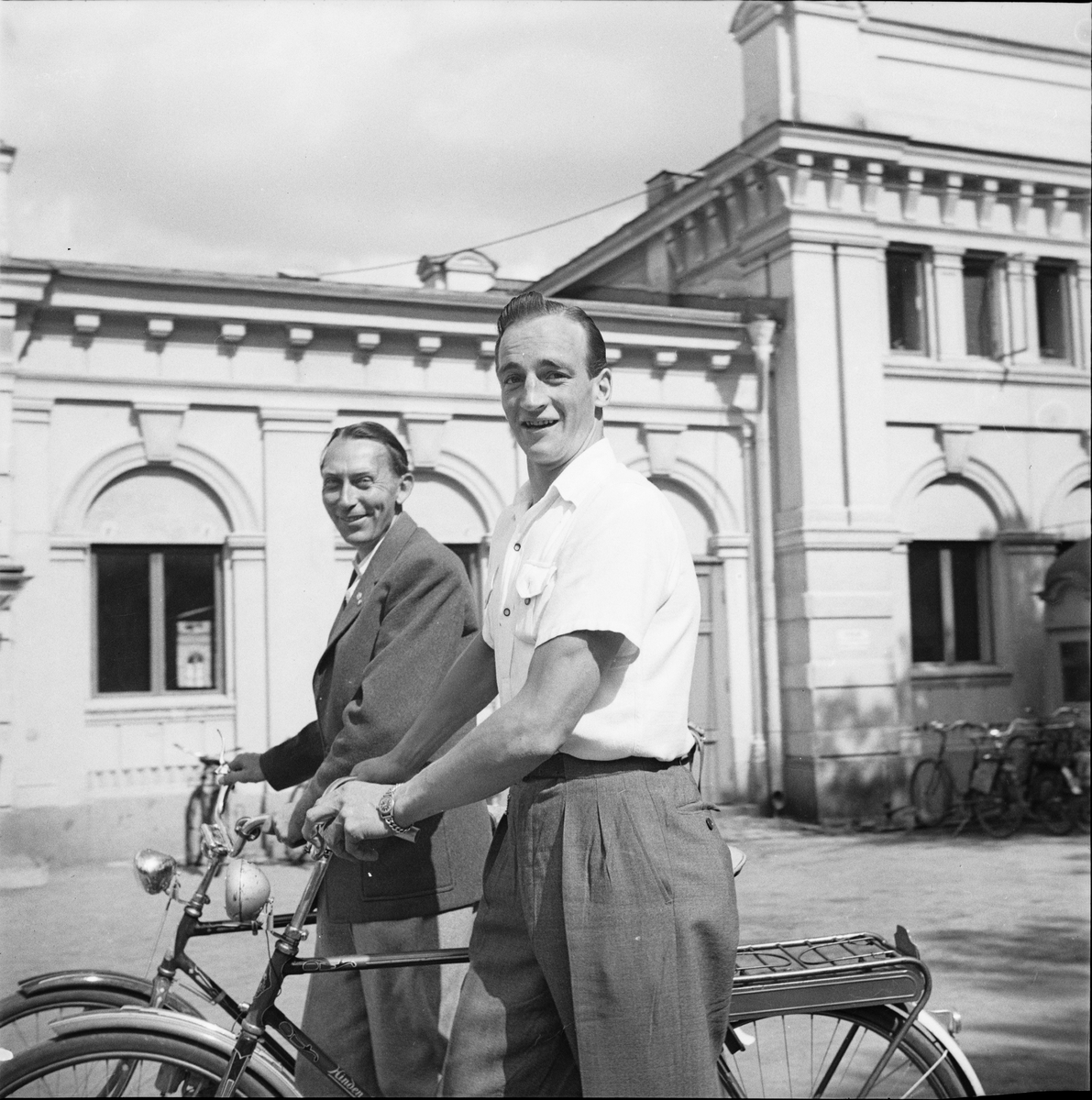 Två män med cyklar varav en är Bertil Åström, idrottsprofessor, Uppsala 1947