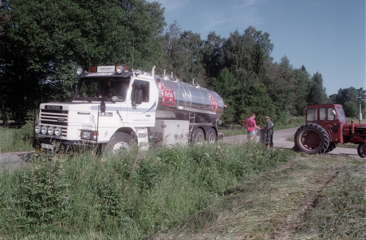 Lantbrukare Birger Mattsson med traktorn vid mjölkbilen, Lönnholmen, Gräsö socken, Uppland 1994 - 1995