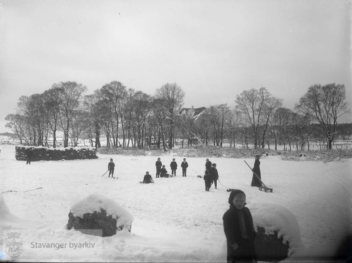 Barn leker i snøen, Hannasdal - Stavanger byarkiv / DigitaltMuseum