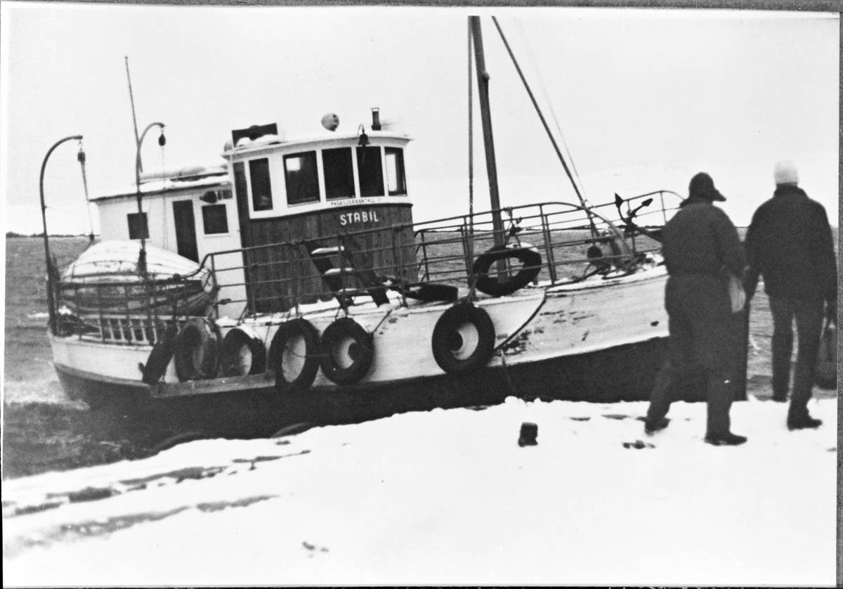 Fiskebåten "Stabil" fortøyes på Tarva, Bjugn.
