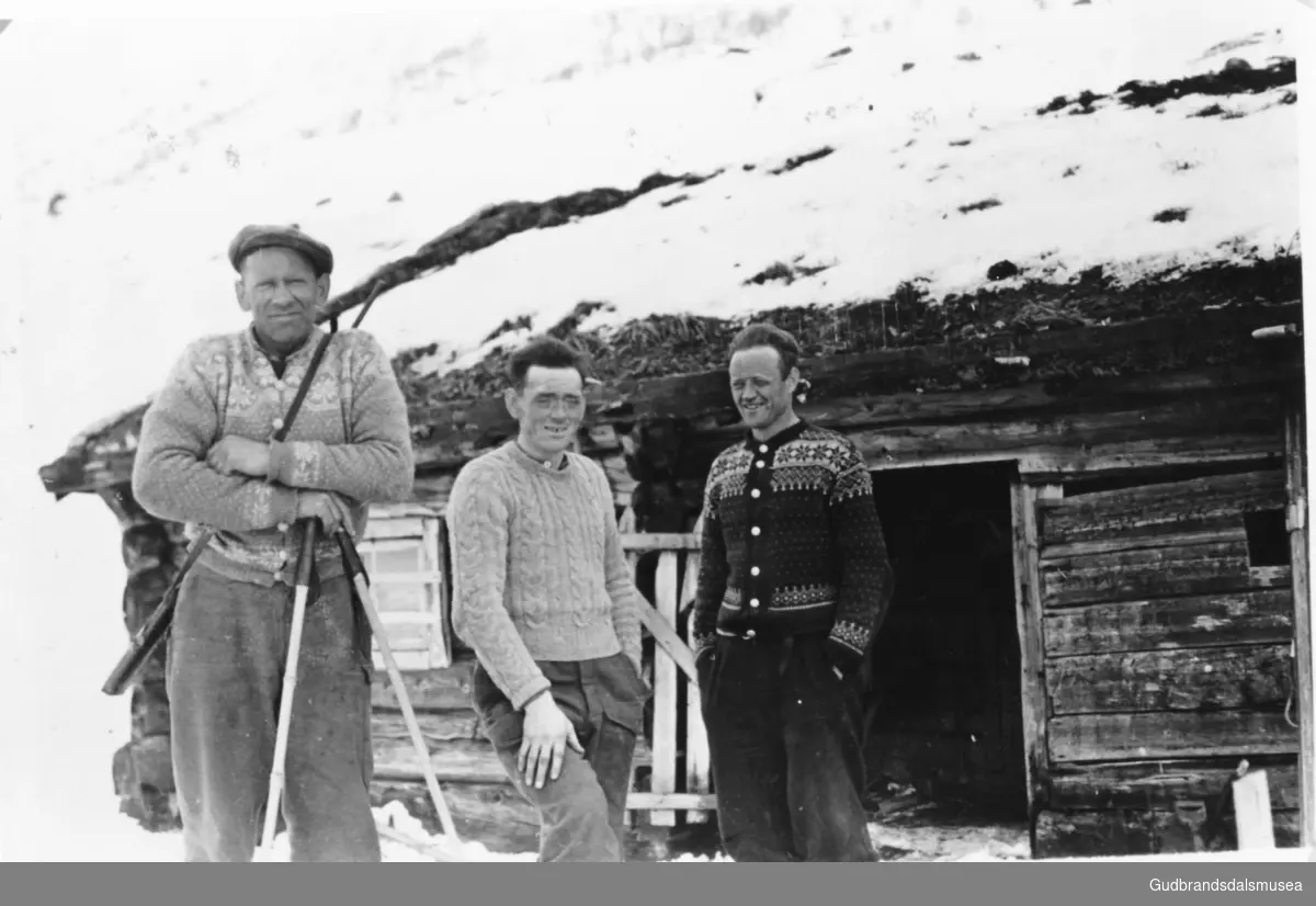 F.v.: Jo Storbråten (f. 1901), Magnus Storbråten (f. 1907) og Håkon Storbråten (f. 1916) på jakt på Mysubytta