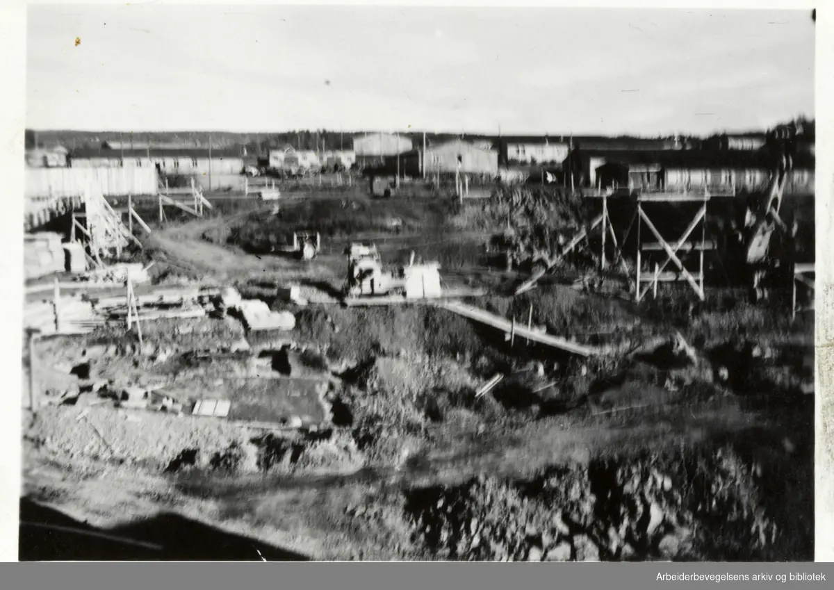 Tomtegraving for de første OBOS blokkene på Etterstad 1946. Tyskerleiren i bakgrunnen, bildet er tatt fra det som ble kalt Etterstadslottet. Etterstad 1.