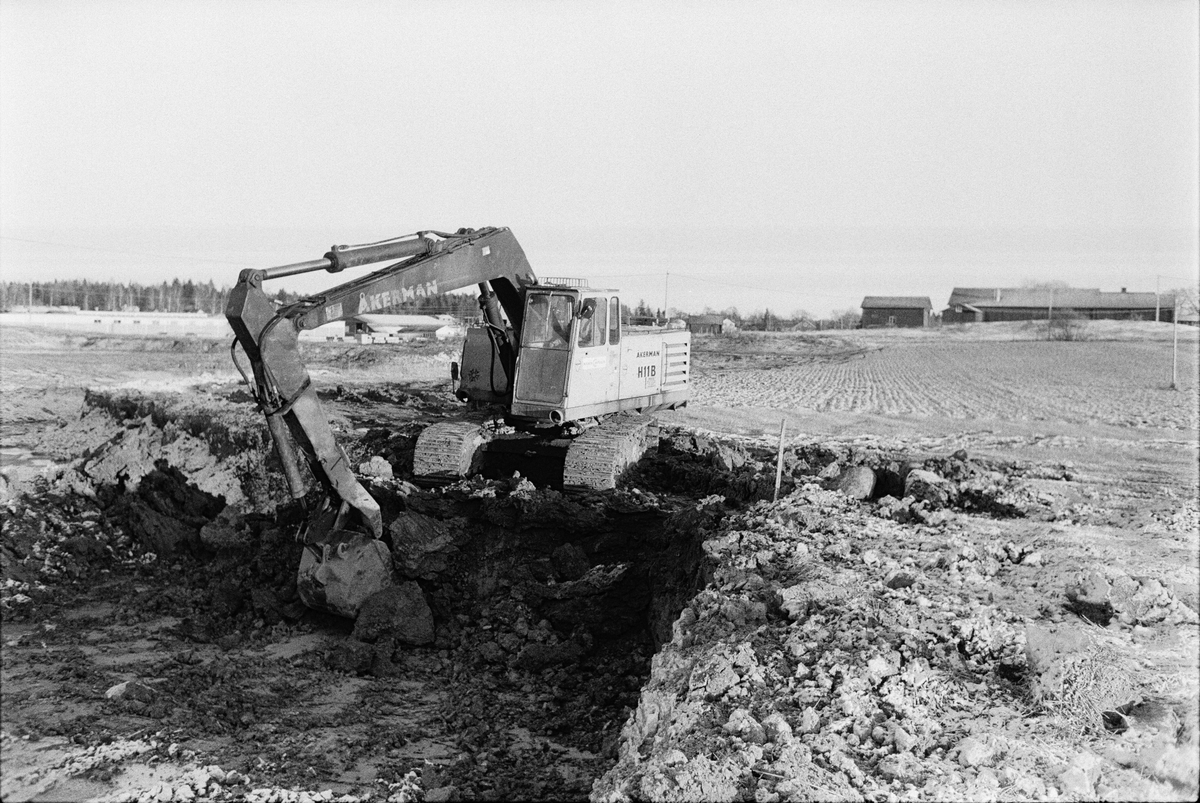 Leran hämtas på en åker en bit från tegelbruket, Vittinge Tegelbruks AB, Vittinge socken, Uppland 1986