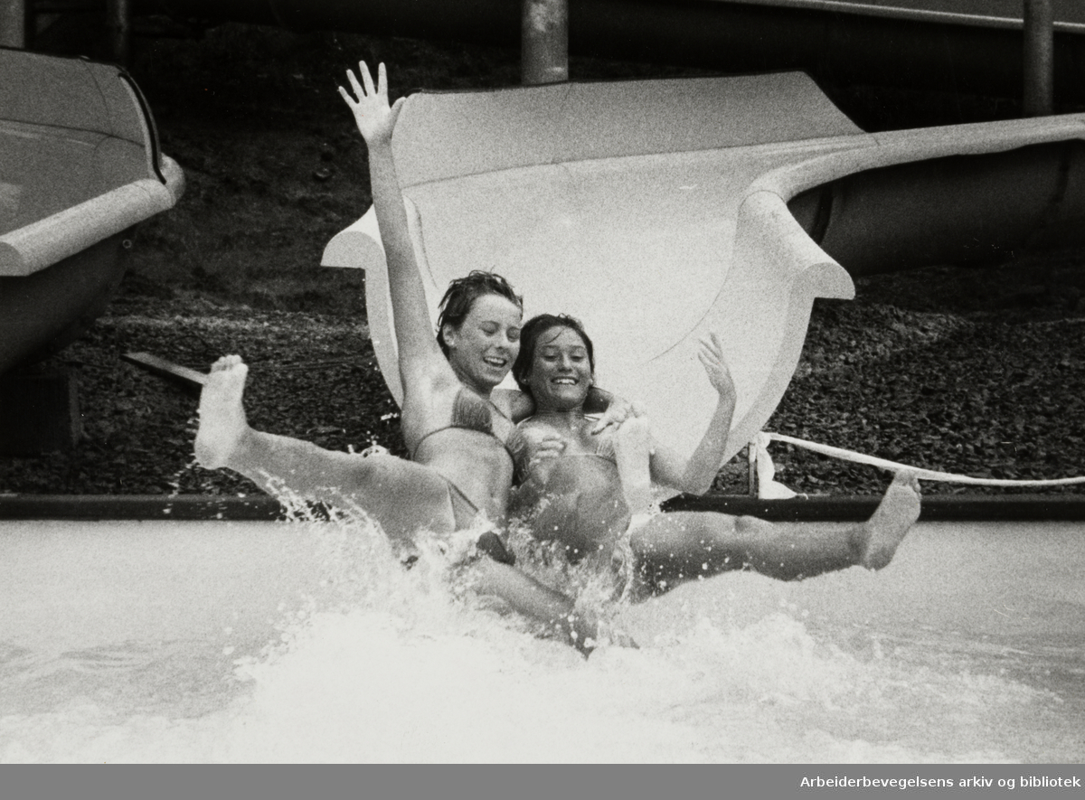 Frognerbadet. Monica og Ann-Kristin morer seg i vannsklia. Juni 1983
