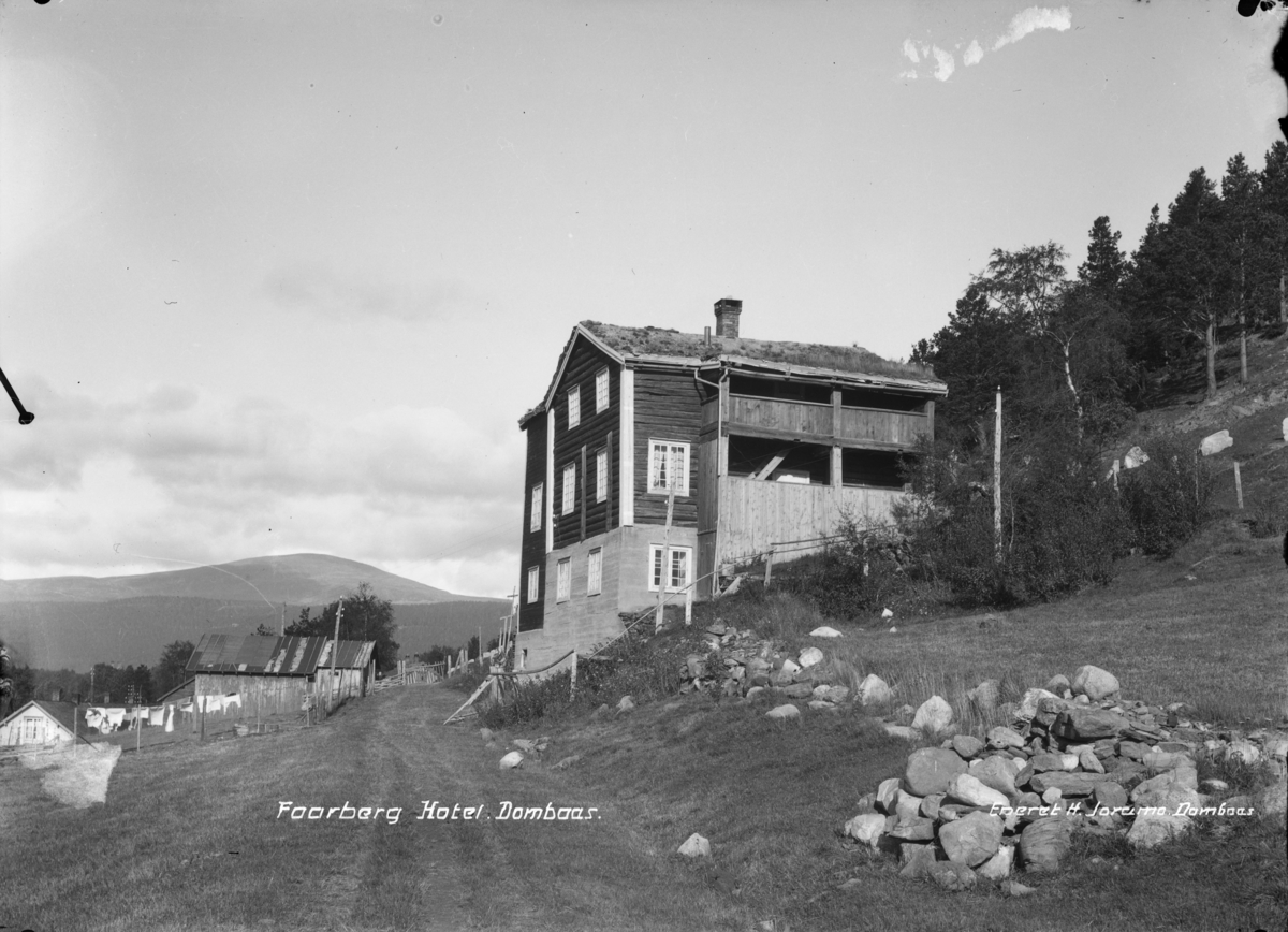 Dombås, Forberg Hotell. Påskrift Foorberg Hotel Dombaas. Lå på nedsiden av Nørdre Stasjonsvegen og brann julekvelden 1941.