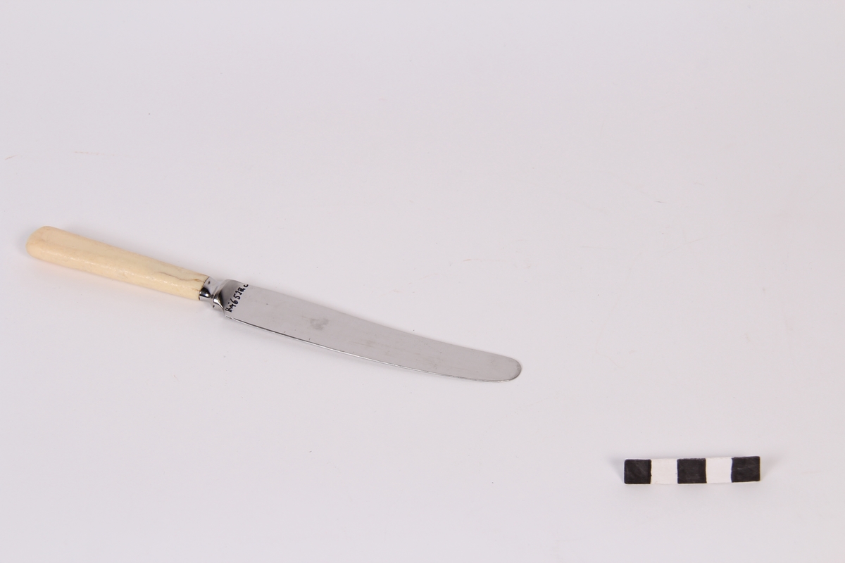 Bordkniv med kvitt skaft.