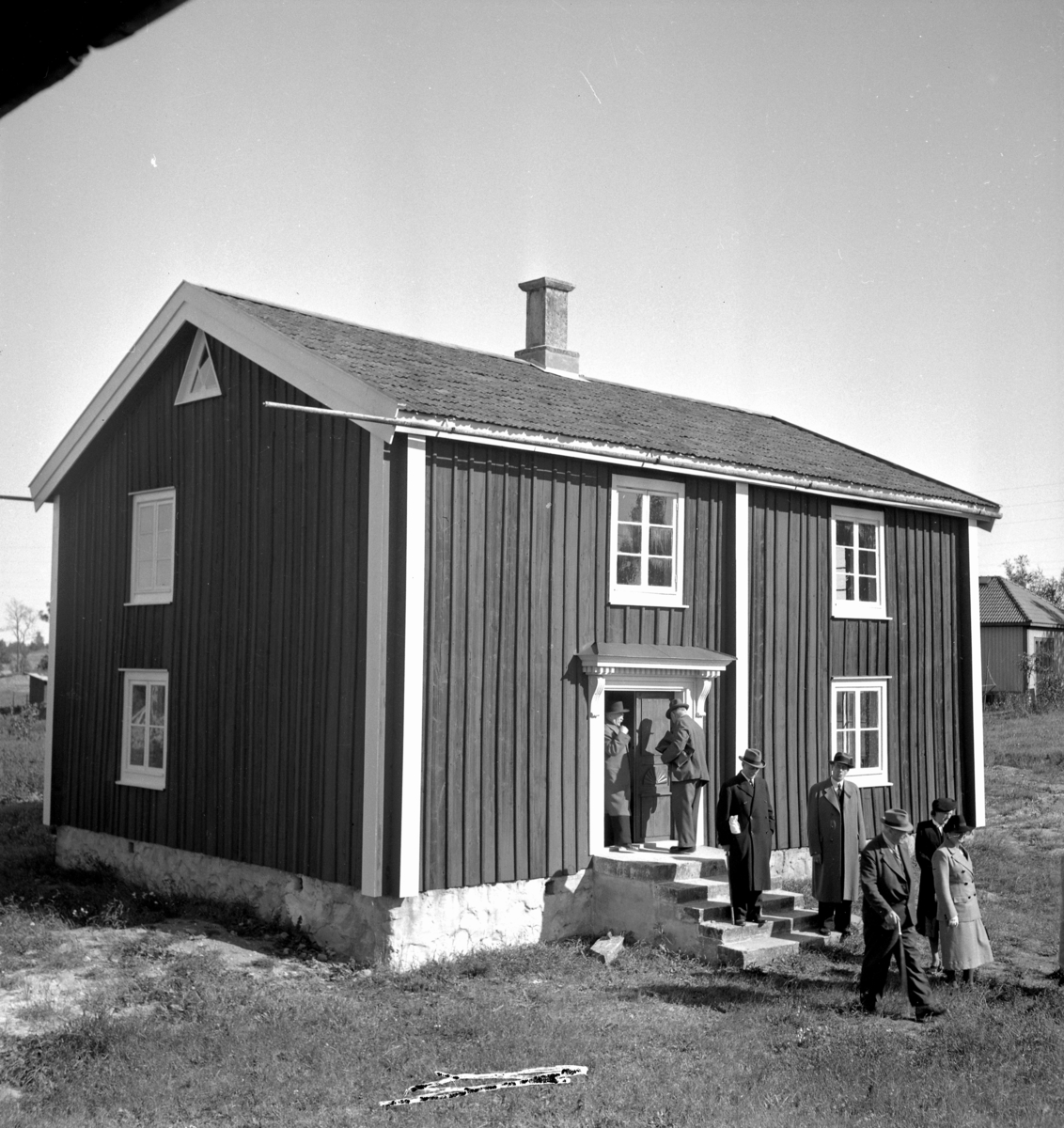 Högans hembygdsgård utanför Fjugesta. Grupp framför huset.

13 september 1942.