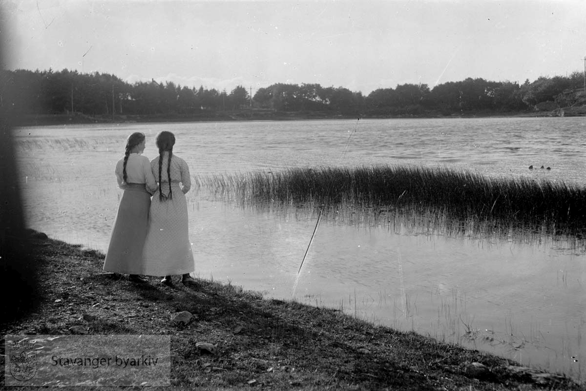 Stemningsbilde ved Mosvannet. To kvinner i vannkanten.