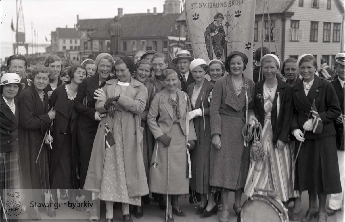 Elever Fra St Svithun Skole På Torget 17 Mai Stavanger Byarkiv Digitaltmuseum 