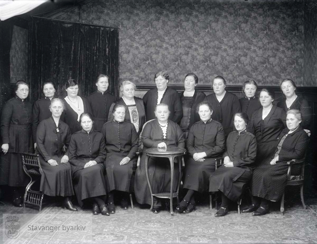 Gruppe kvinner fra Frelsesarmeen