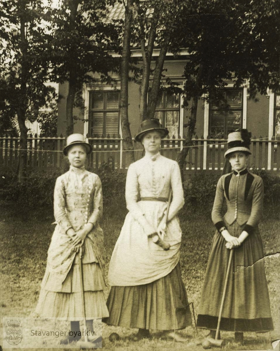 Tre kvinner spiller croquet i Kleiven