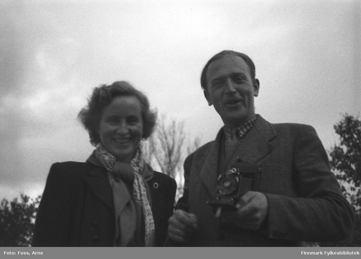 Distriksagronom Mons Myklebust sammen med en ukjent dame. Bildet er tatt under kongebesøk i Langnes juli 1946.