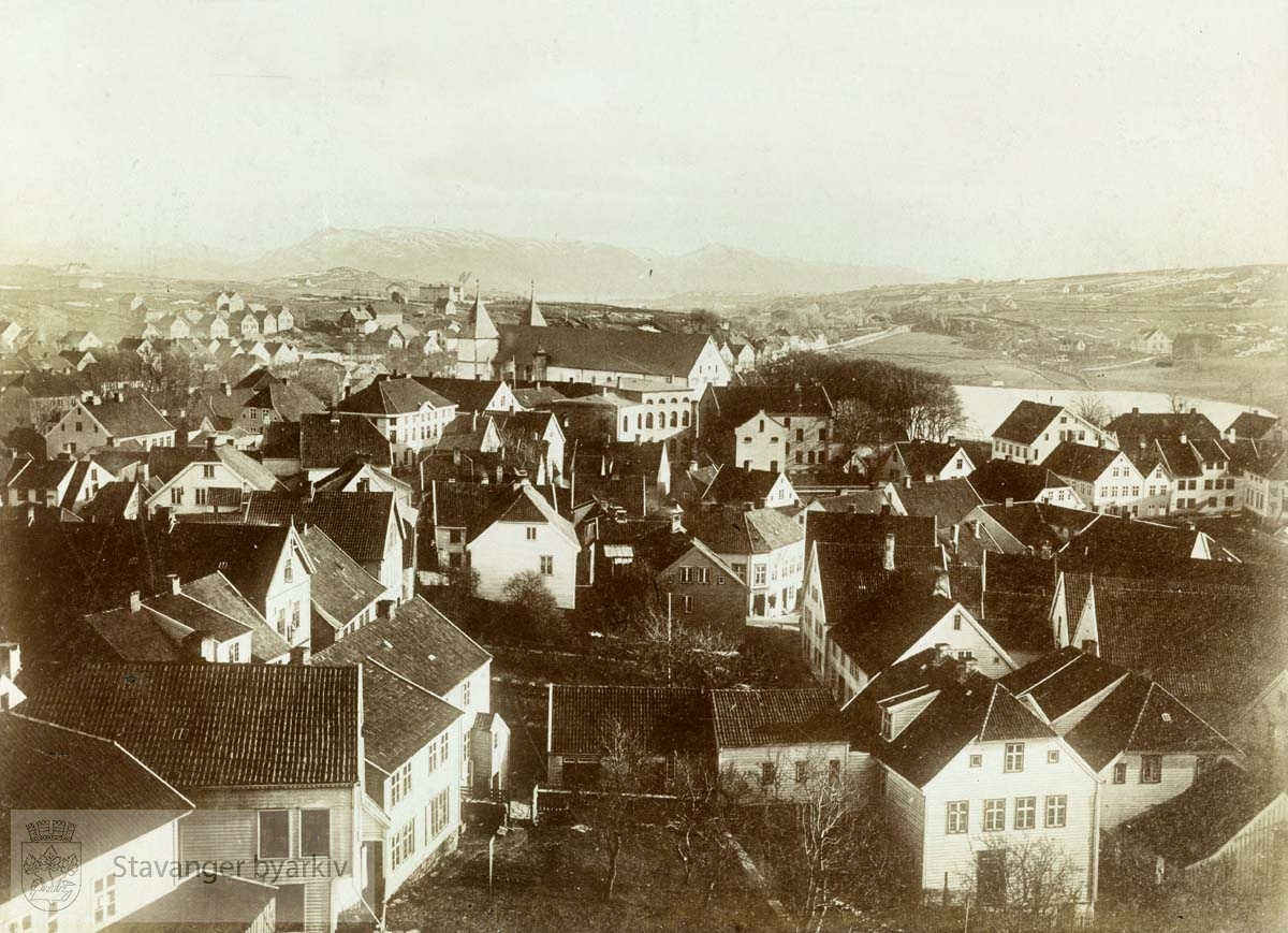 Parti av Stavanger sett fra Valberget mot Kongssteinen. Domkirken midt i bildet. Kongsstenen og Hetlands Prestegård helt bakerst i bildet. (Jfr. BySt003_546)