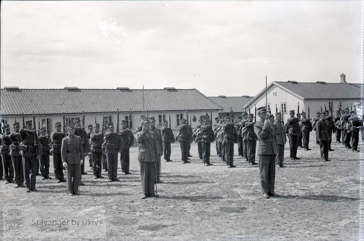 Soldater oppstilt i Madlaleiren