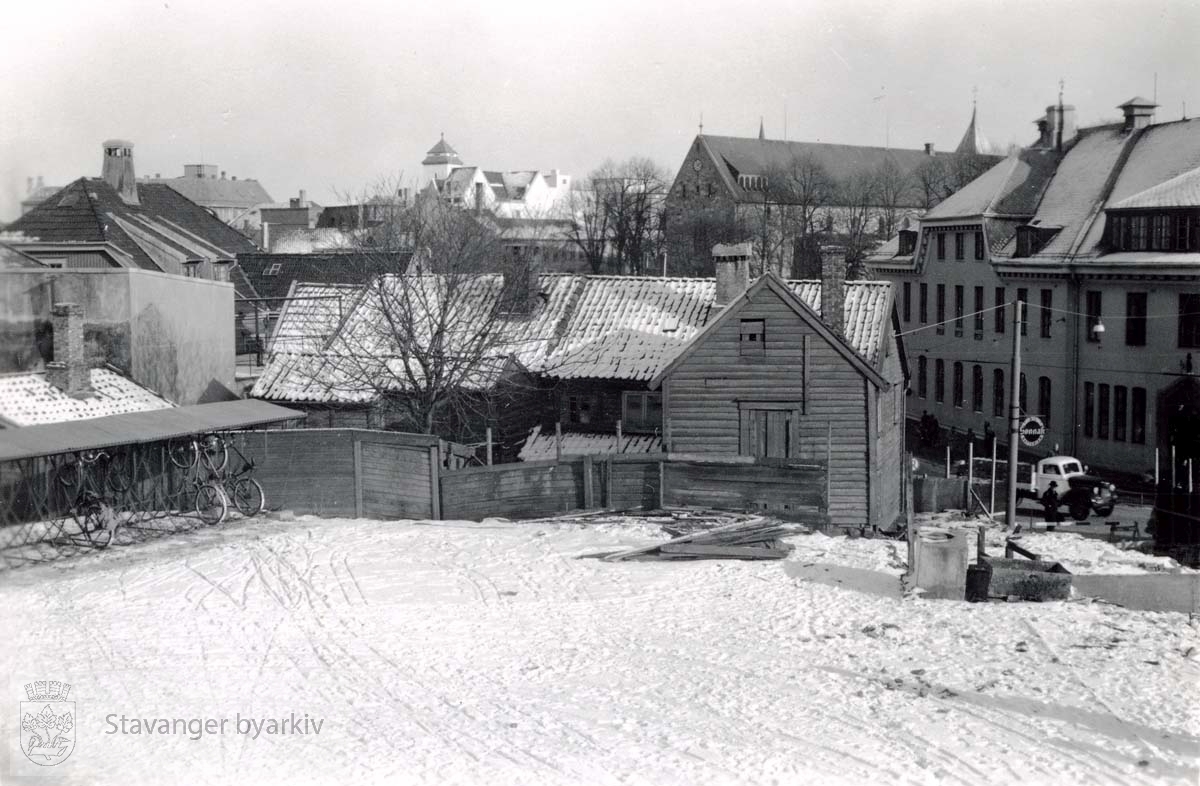 Det gamle posthuset til høyre. Huset midt i er sannsynligvis enten Olavskleiven 4 eller 6.
