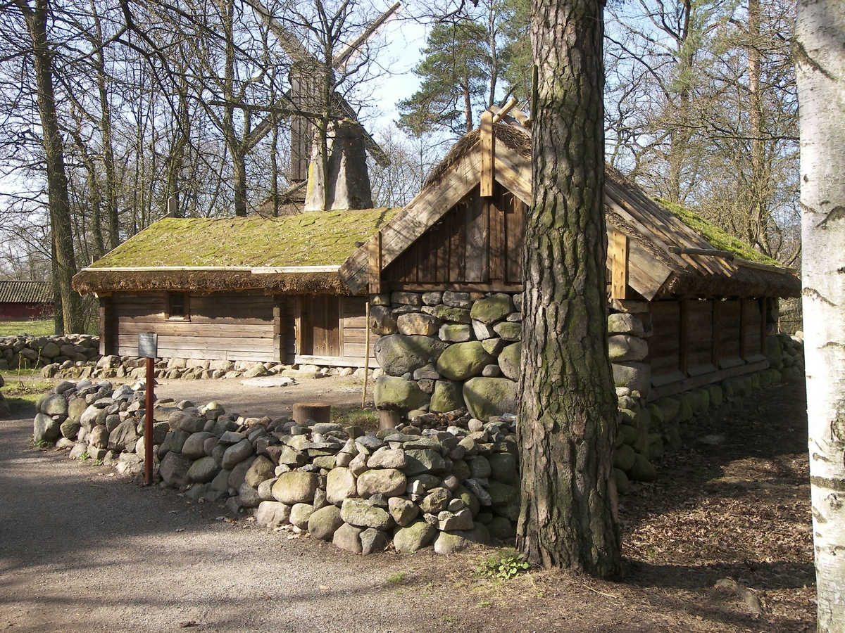 Hornborgastugan på Skansen består av en byggnad i L-form som rymmer bostad, fähus o lada. En stenmur hägnar in området, och en grusgång leder fram till ingången. På baksidan finns en odlingsyta för rovor och potatis. Längs bostadshusets östra och södra sida finns en mullbänk med odlingar. 

Hornborgastugan flyttades från Hornborga by i Västergötland till Skansen 1898. 