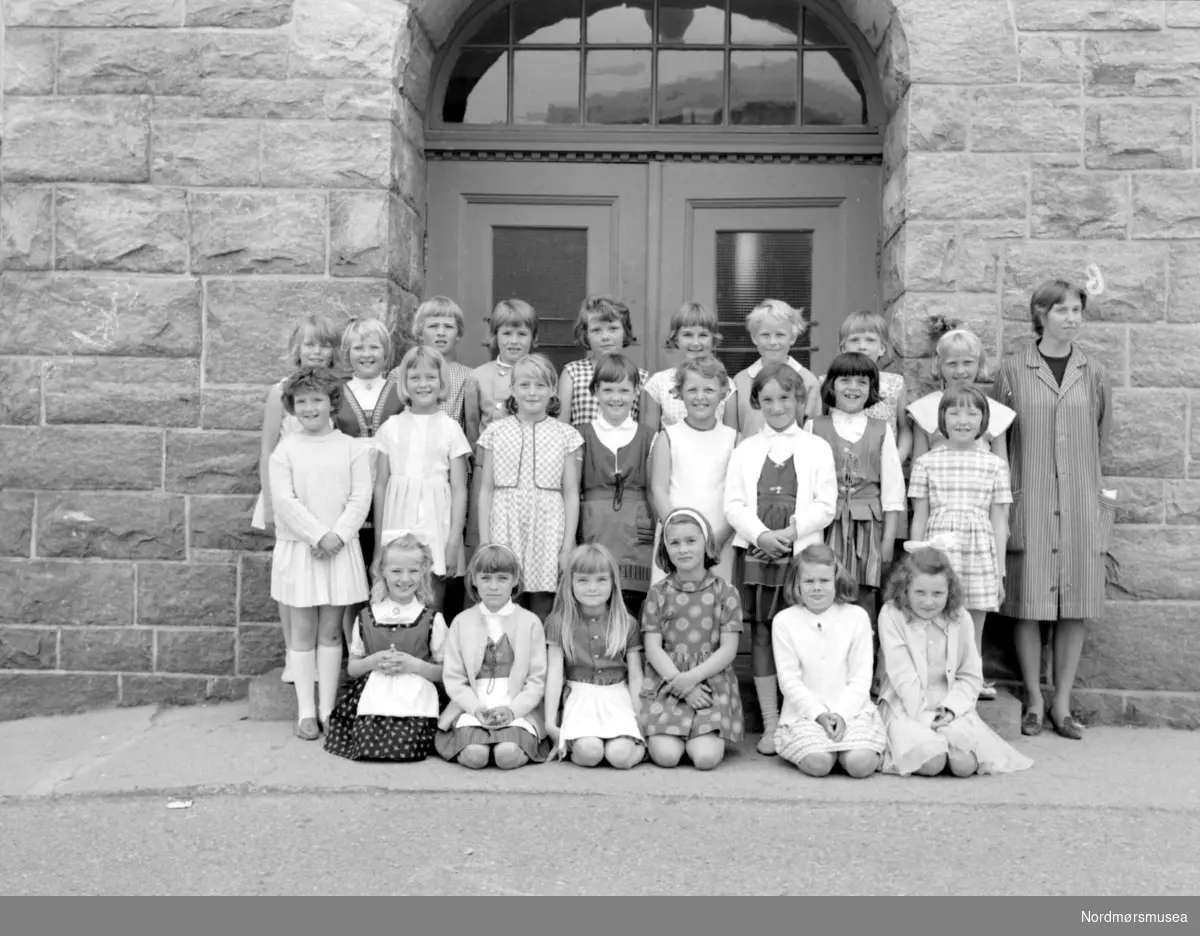 "2 jente 1966" Foto jenteklassen fra det som må være 2. klasse, ved Allanengen skole, 1966. Fotograf er Nils Williams. Fra Nordmøre museums fotosamlinger.