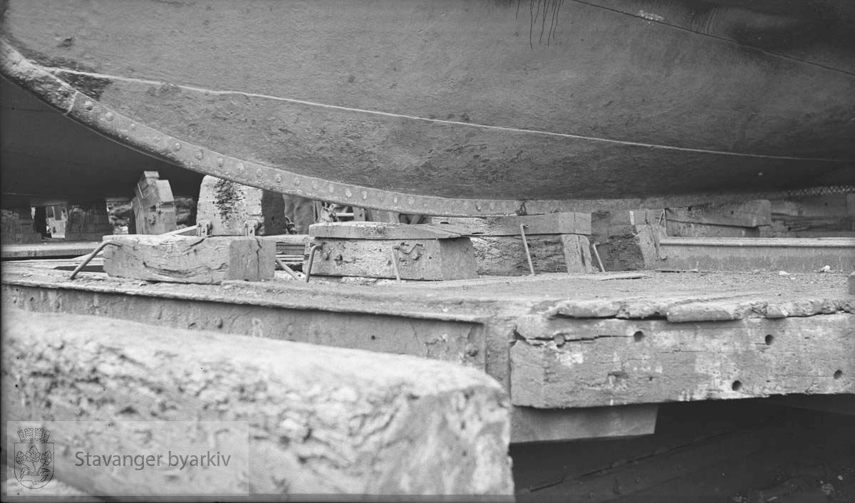 Skrog av uidentifisert båt på slipp..Rosenberg Mekaniske Verksted.Buøy