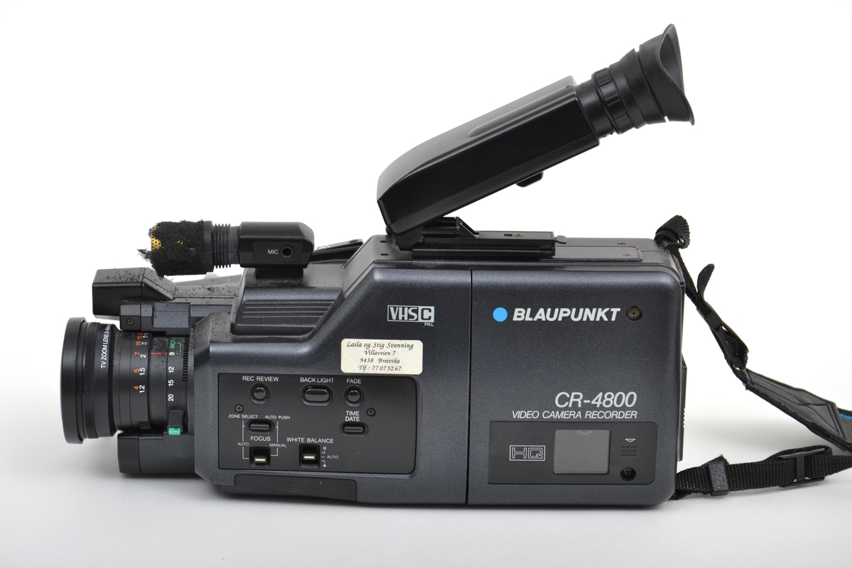 Videokamera med mikrofon, lader, 2 bruksanvisninger og sort veske i kunststoff med bærestropp. VHSC-system.