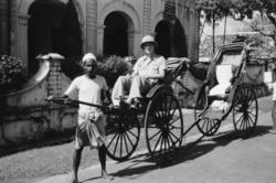 A. Moe i riksshaw. Galle, Ceylon