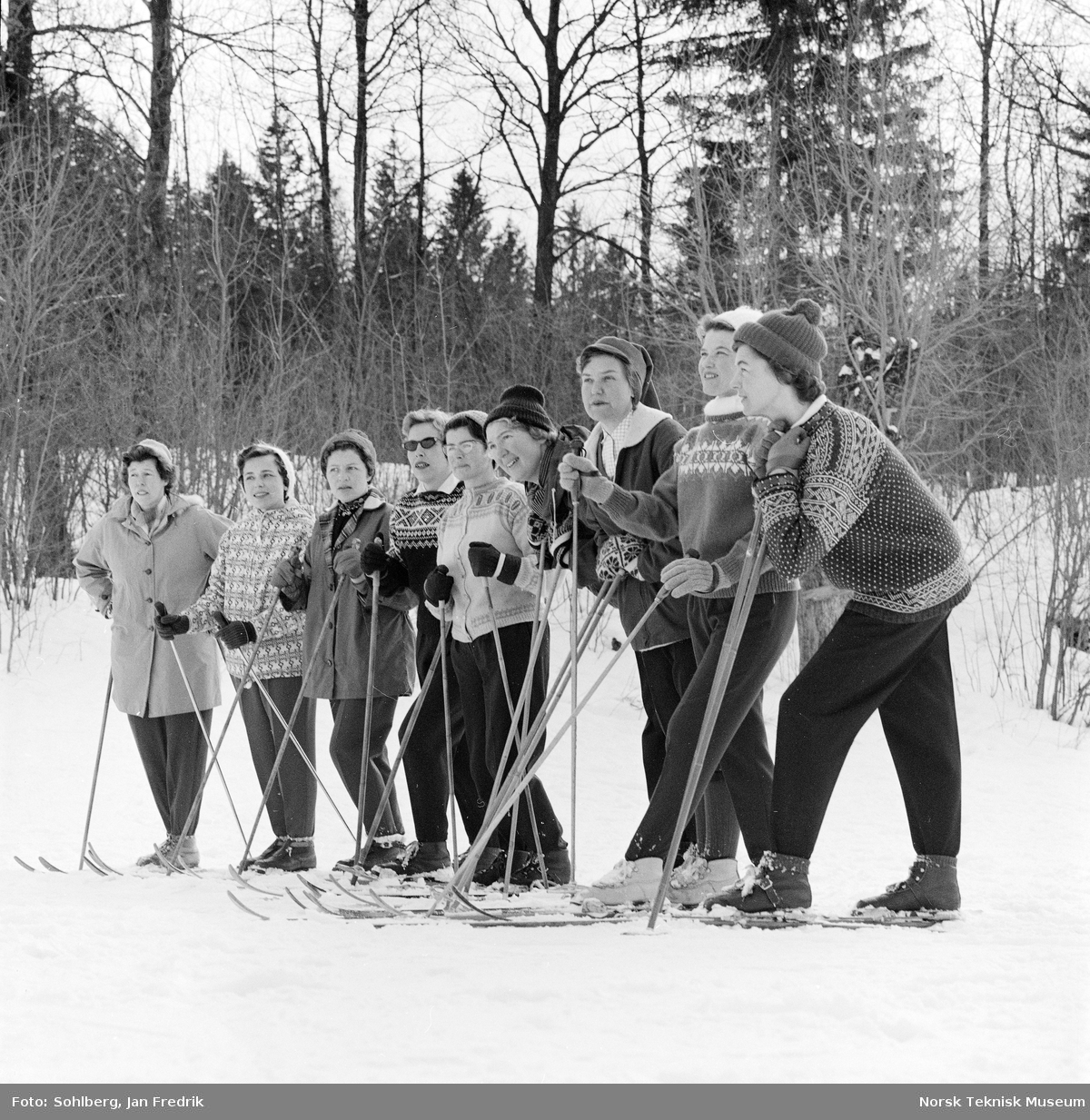Skikurs for husmødre vinteren 1963. Fra en serie til en artikkel i Norsk Dameblad nr. 14, 1963, kalt "Trysil-Ola og tretten husmødre". v/ AKS.