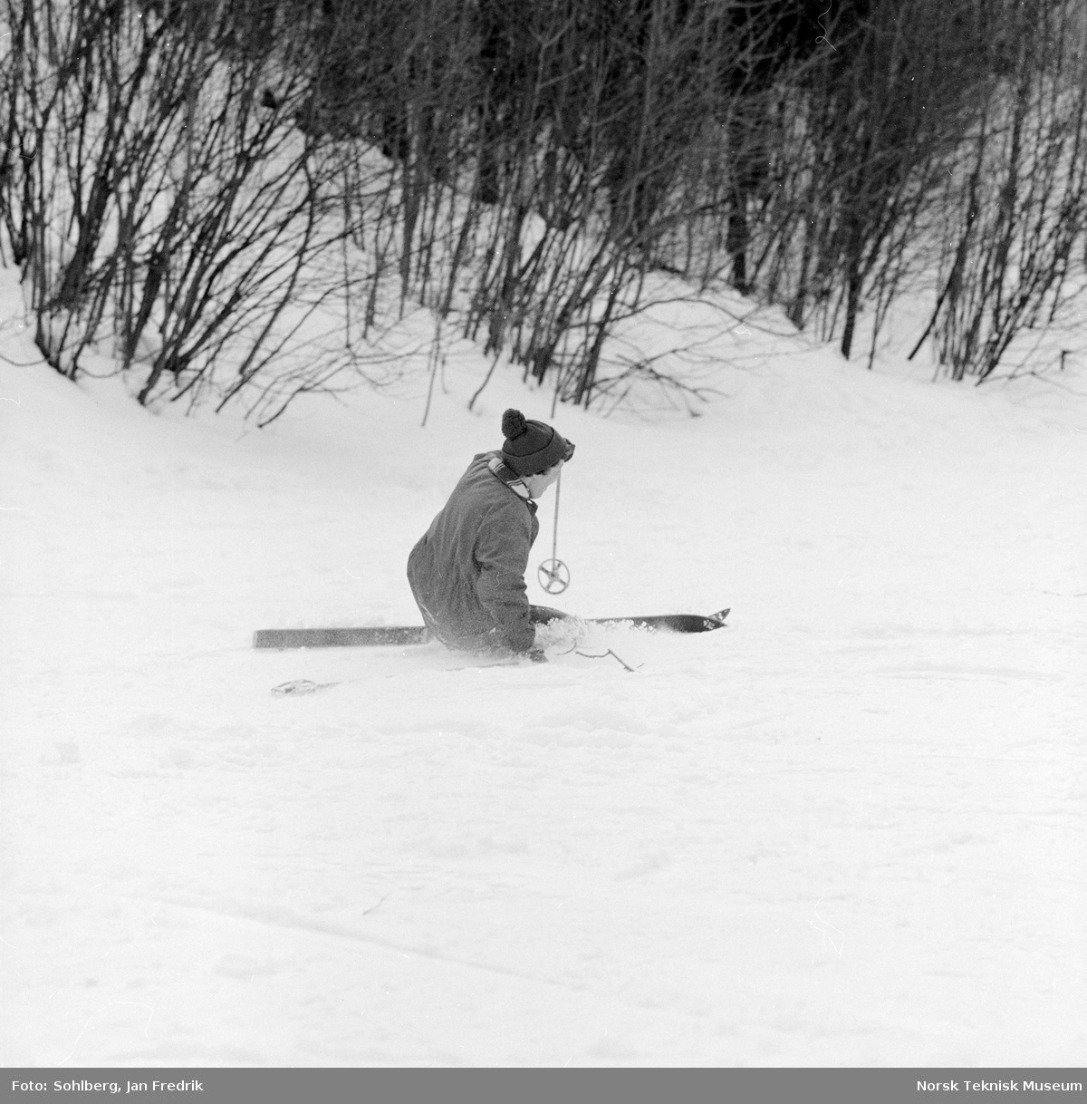 Skikurs for husmødre vinteren 1963. En skiløper som faller. Fra en serie til en artikkel i Norsk Dameblad nr. 14, 1963, kalt "Trysil-Ola og tretten husmødre". v/ AKS.
