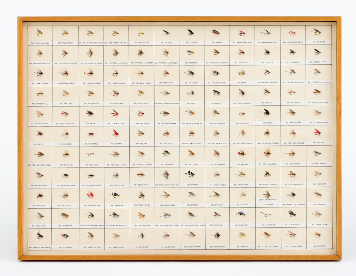 132 ørretfluer i en serie på ca. 1000 fluer bundet av Erling Sand. Fluene er delt i åtte grupper, innrammet i 8 trerammer med beskyttelsesglass, for å henge på vegg. I hver ramme er fluene montert på en papplate i 11 rader og 12 kolonner. Hver flue er merket med navn og nummer. I denne ramma er fluene nummerert fra nr. 793-924.