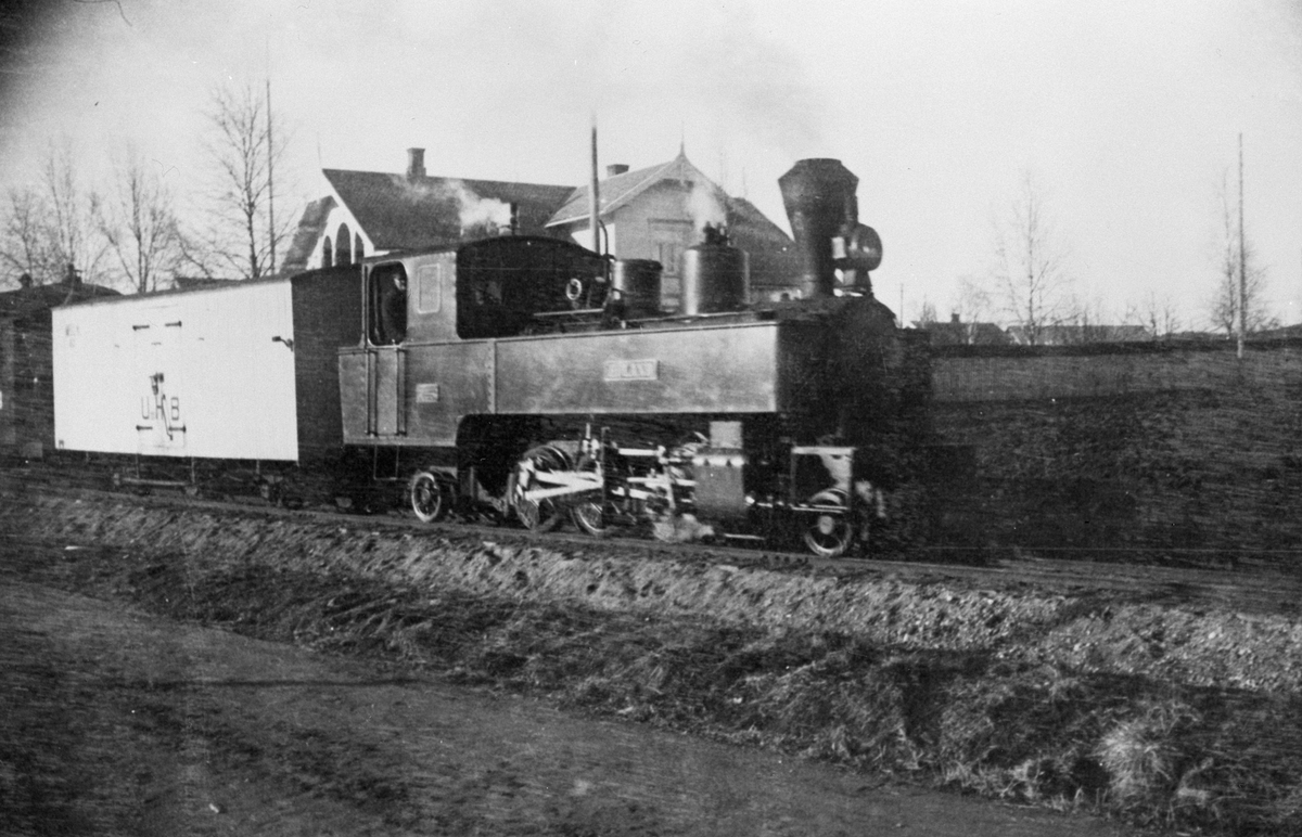 Tog retning Sørumsand trukket av damplokomotiv 6 Høland Bak lokomotivet melkevognen S62.