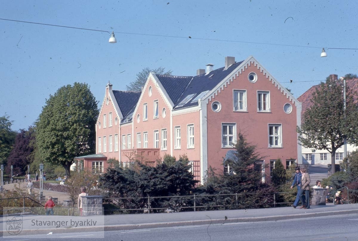 Ring skole .Kongsgaten 47-49 fra sørvest..Murbygningene er oppført i 1860-årene av arkitekt Fredrik von der Lippe (1833-1901). Opprinnelig var det to villaer, nr. 47 (venstre del) var von der Lippes egen bolig, mens nr 49 tilhørte familien Ring. Her holdt frøknene Rings pigeskole til fra 1869-1899. Stavanger kommune kjøpte begge eiendommene i 1920-årene, og da ble de bygd sammen og innredet til kontorer.