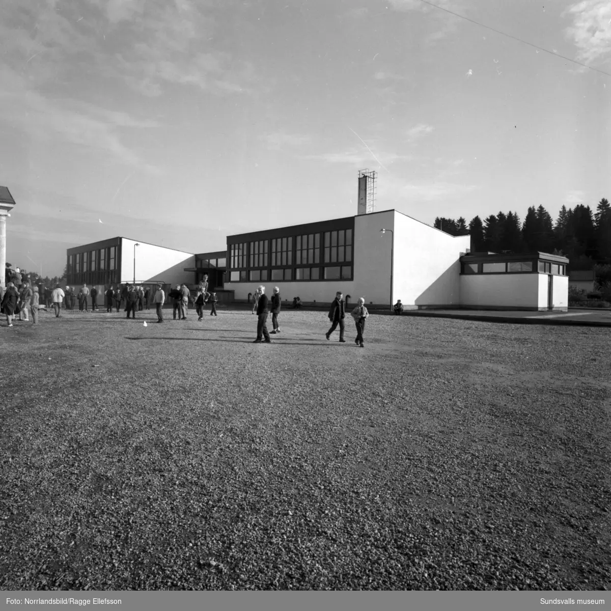 De modernare byggnaderna på Gångvikens skola, på skolgården framför syns en hel del barn som är ute på rast.